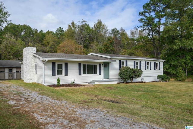 view of front of house featuring a front lawn