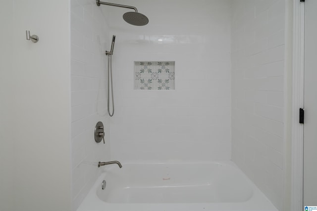 bathroom with tiled shower / bath combo