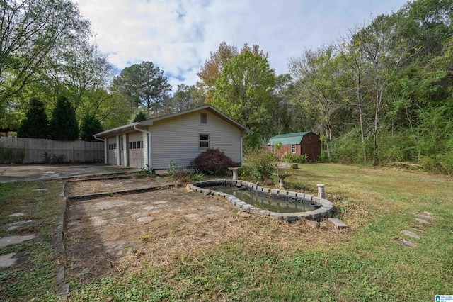 view of yard with a storage shed