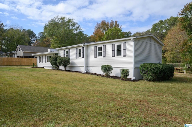 view of front of home featuring a front yard