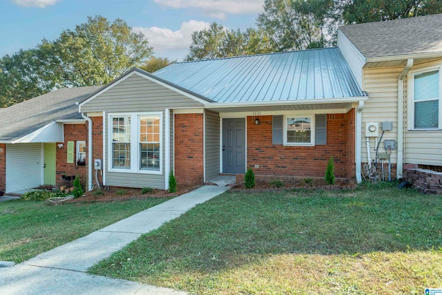 view of front of home with a front lawn