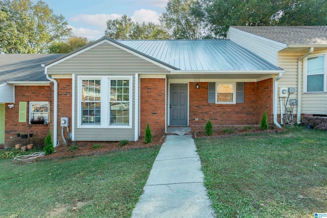 single story home with a front lawn