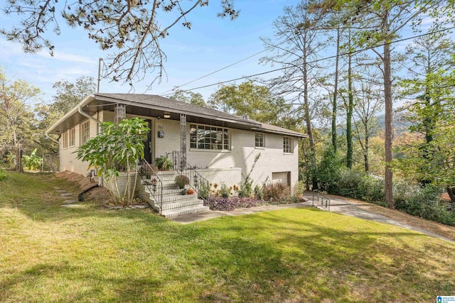 view of front of home featuring a front yard