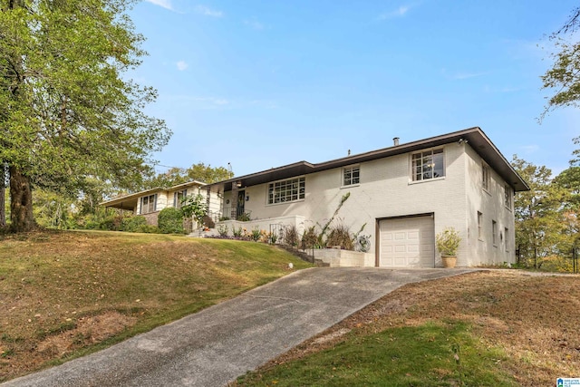 view of front of house featuring a garage and a front lawn