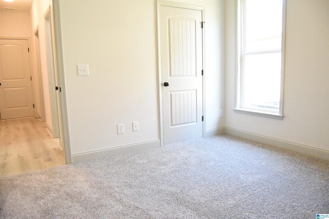 unfurnished bedroom featuring baseboards and a closet