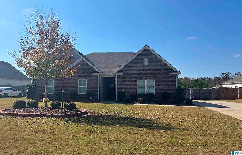 view of front facade with a front lawn