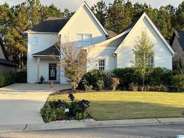 view of front of house featuring a front lawn