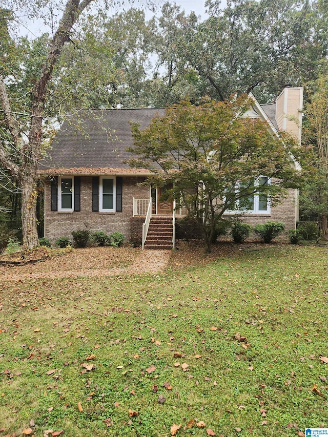 view of front facade with a front lawn