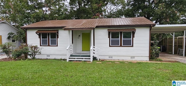 view of front of house featuring a front lawn