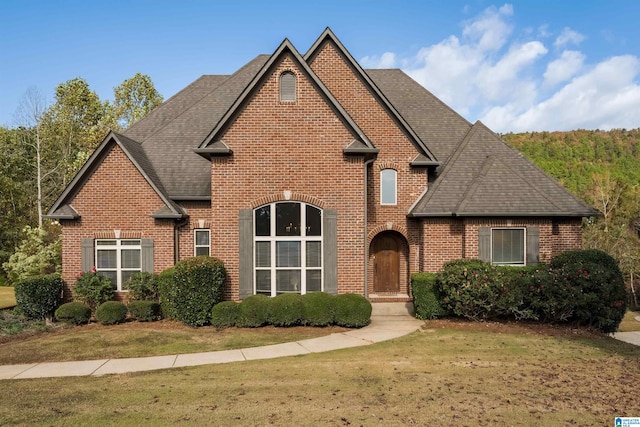 view of front of property featuring a front yard