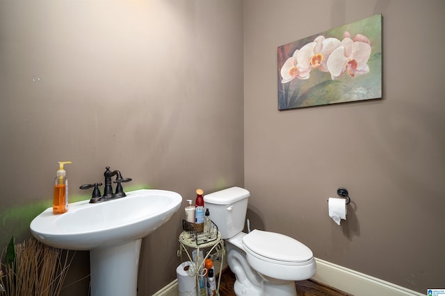 bathroom featuring toilet and sink