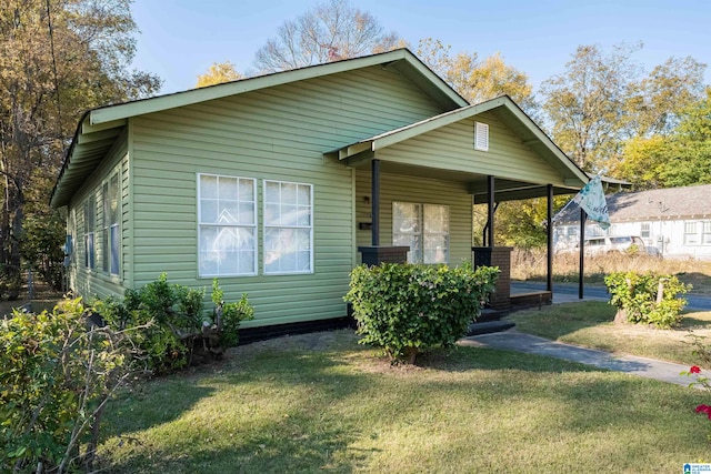 view of front of property featuring a front lawn