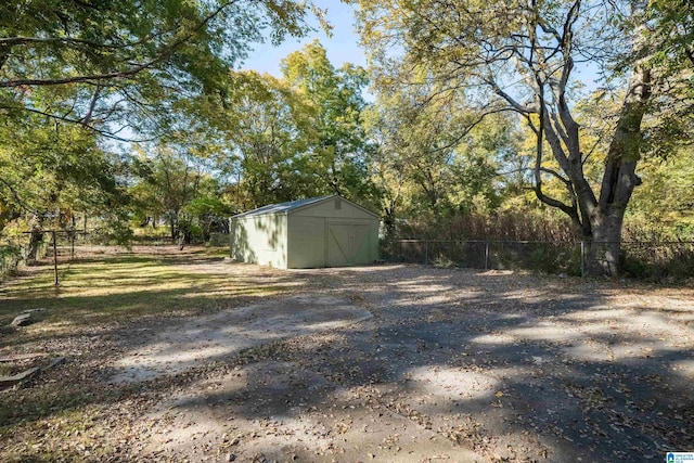 view of yard with a storage shed