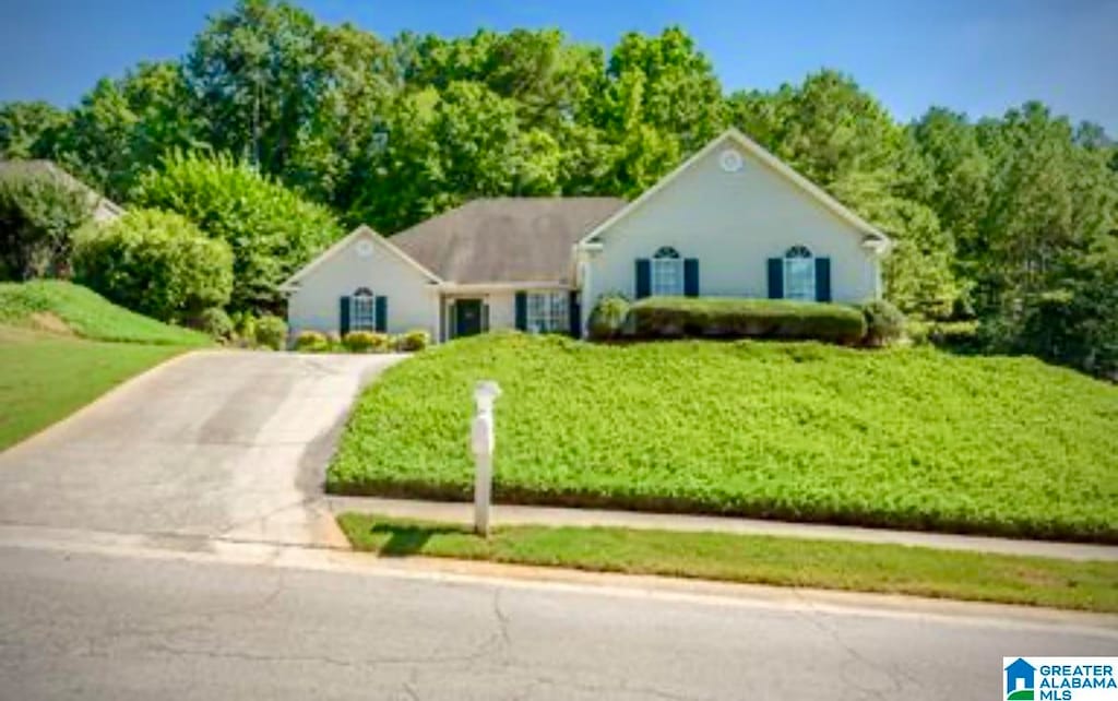 ranch-style house featuring a front yard