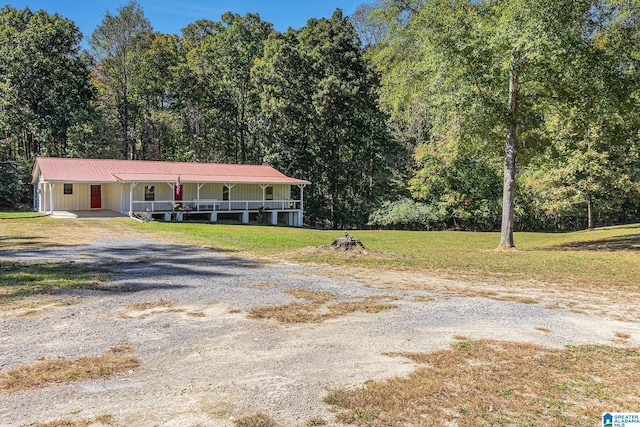 view of front of house featuring a front lawn