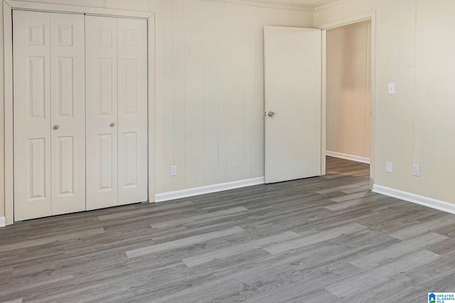 unfurnished bedroom featuring light hardwood / wood-style flooring and a closet