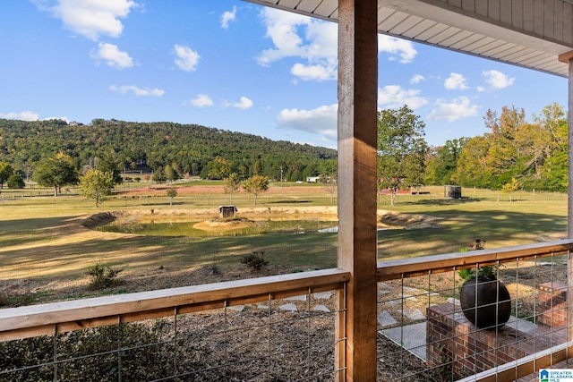 view of yard featuring a rural view