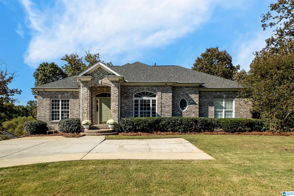 view of front of house featuring a front yard