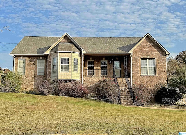 view of front facade featuring a front lawn