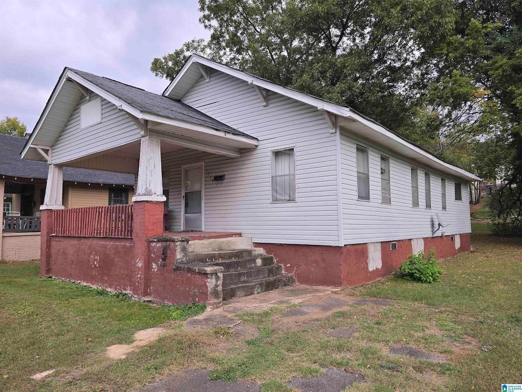 view of front of house featuring a porch and a front lawn