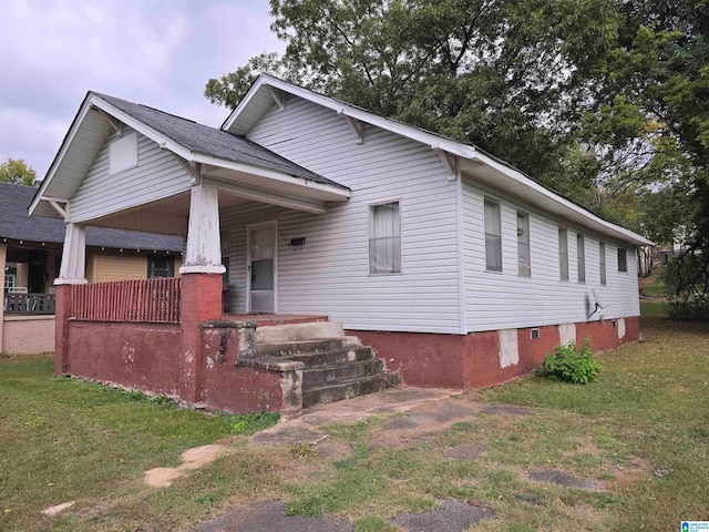 view of front of house featuring a porch and a front lawn