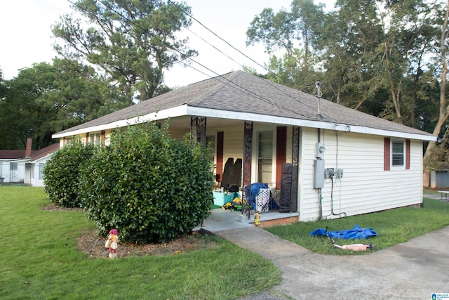 view of front of house featuring covered porch and a front lawn