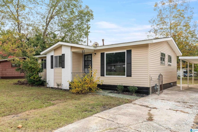 view of front of house with a front yard and a carport