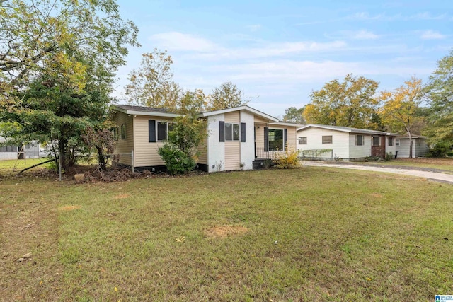 view of front facade with a front yard