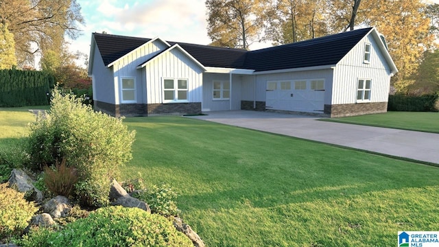 view of front of property featuring a front lawn and a garage