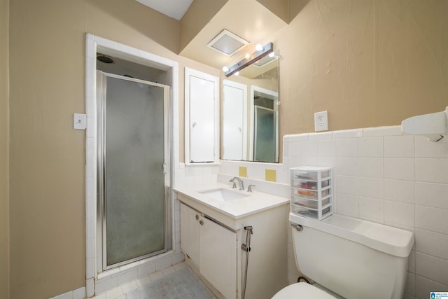2061 Montreat Cir Unit C, Vestavia Hills, AL 35216 - full bath featuring a shower stall, tile walls, vanity, toilet, and tile patterned flooring