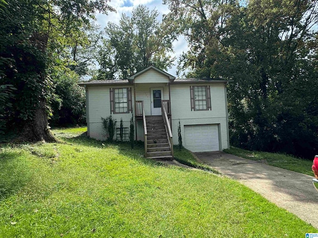 view of front of home featuring a front lawn and a garage