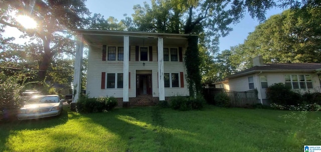 view of front of house featuring a front lawn