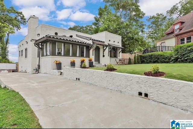 view of front facade with a front yard