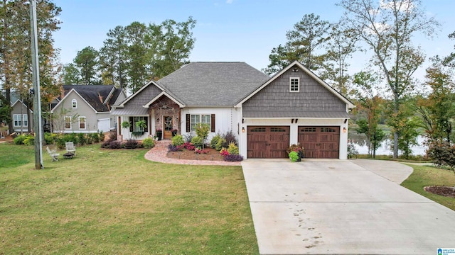 craftsman inspired home featuring a front yard