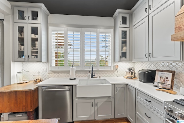 kitchen featuring sink, appliances with stainless steel finishes, and decorative backsplash