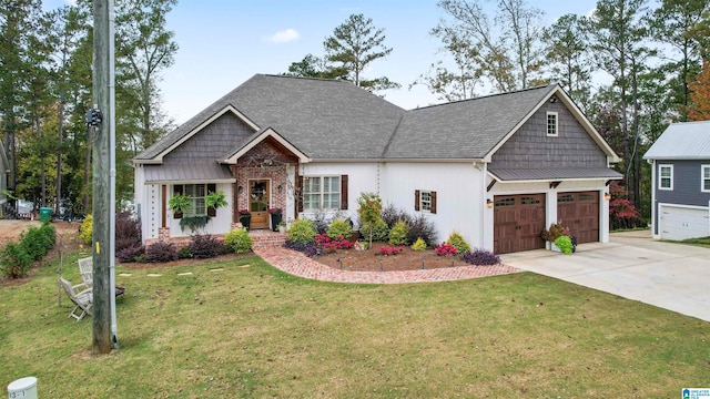 craftsman house featuring a front lawn