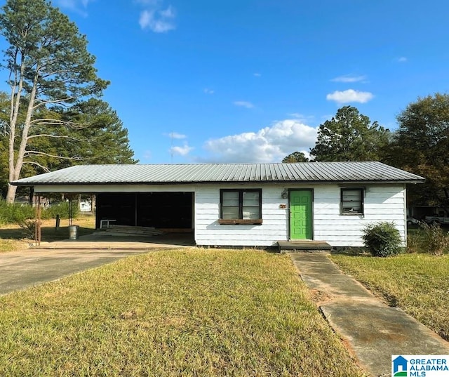 ranch-style house featuring a front lawn and a carport