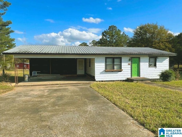 ranch-style home featuring a front lawn and a carport