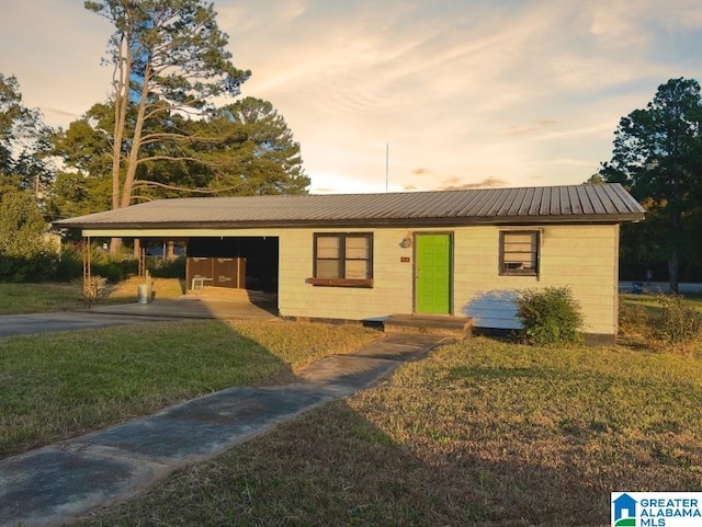 single story home featuring a lawn