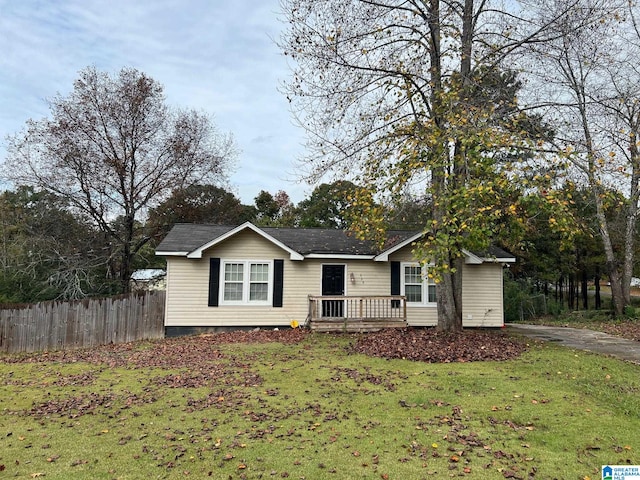 ranch-style home featuring a front lawn