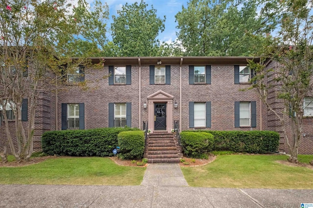 view of front of home featuring a front yard