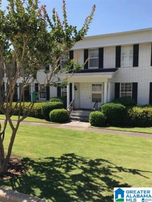 view of front of house featuring a front lawn