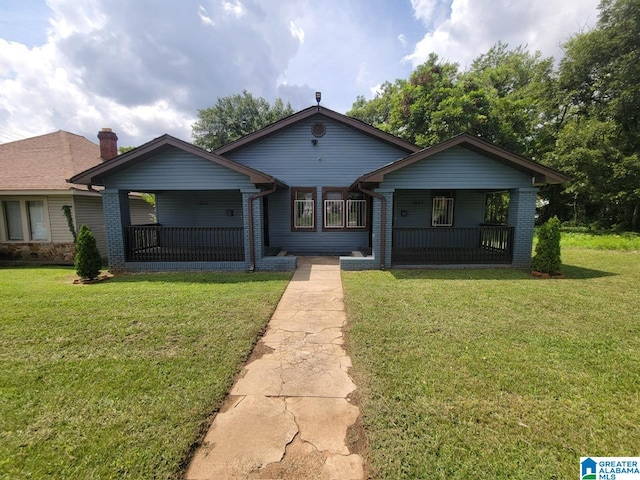 view of front of property featuring a front yard and a porch