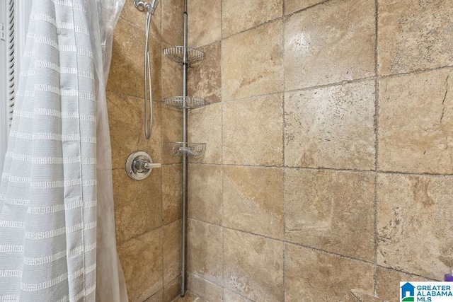room details featuring tiled shower