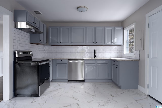 kitchen featuring appliances with stainless steel finishes, decorative backsplash, sink, and gray cabinets