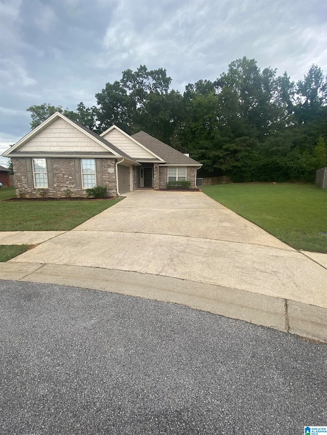 view of front of property featuring a front lawn