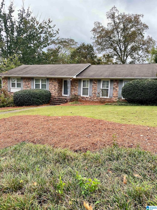 single story home with a front lawn