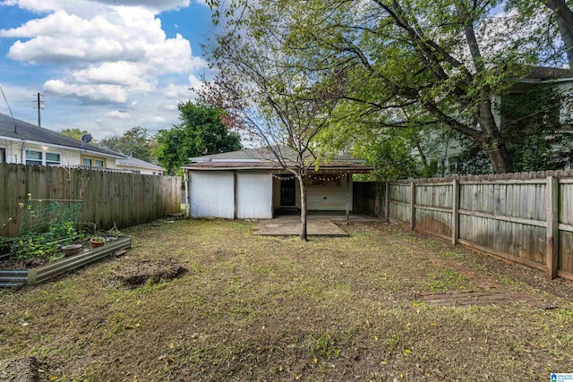 view of yard featuring a patio