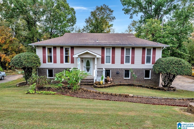 bi-level home featuring a front lawn