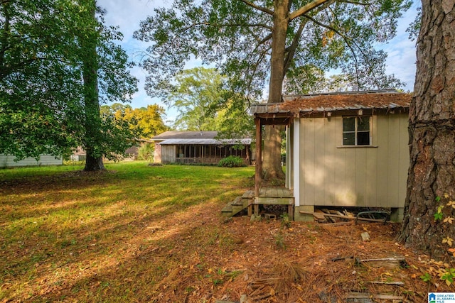 view of yard featuring a storage unit